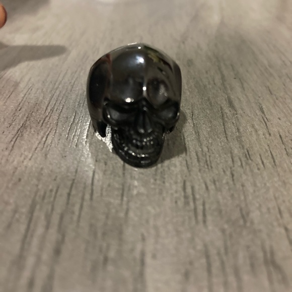 Black skull rock and roll ring. Unisex - Picture 2 of 3